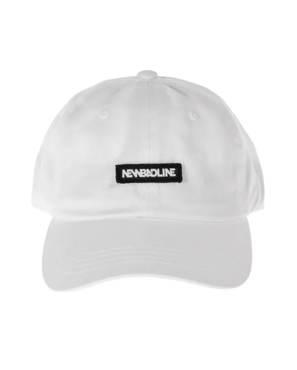 CZAPKA Z DASZKIEM BASIC WHITE